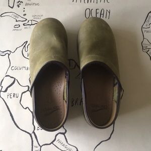 Women’s Dansko Shoes Size 37 / 7